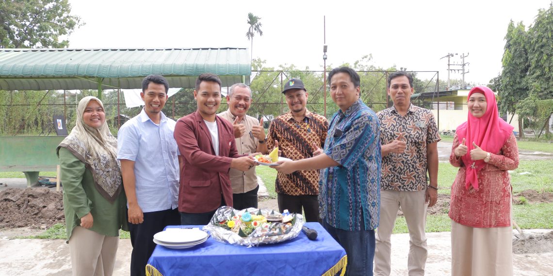 Rektor ITSI Lakukan Peletakan Batu Pertama Lapangan Futsal
