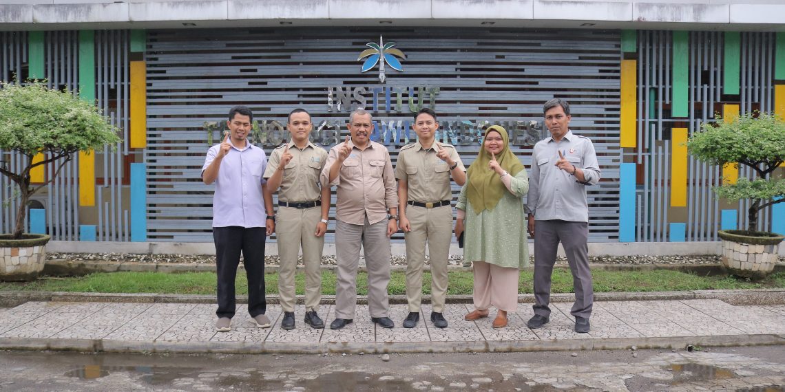 Rektor Melepas Mahasiswa ITSI Ikuti Program International Youth Exchange And Conference (IYEC) di Malaysia, Singapura dan Thailand