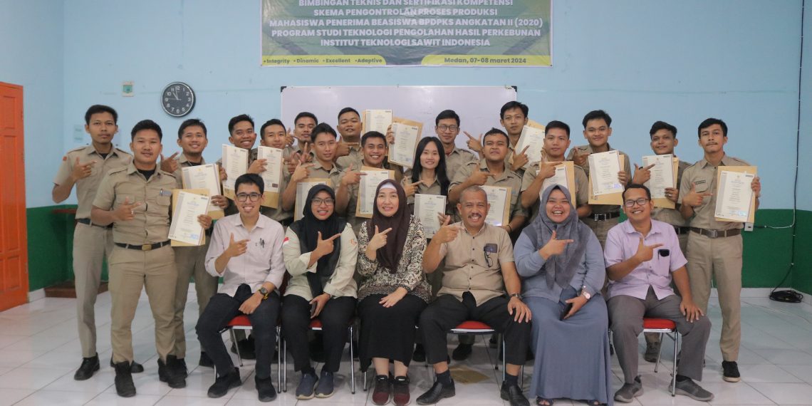 Rektor ITSI Serahkan Sertifikat Kompetensi Skema Pengontrolan Proses Produksi Kepada Mahasiswa