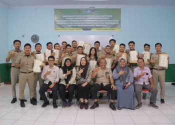 Rektor ITSI Serahkan Sertifikat Kompetensi Skema Pengontrolan Proses Produksi Kepada Mahasiswa