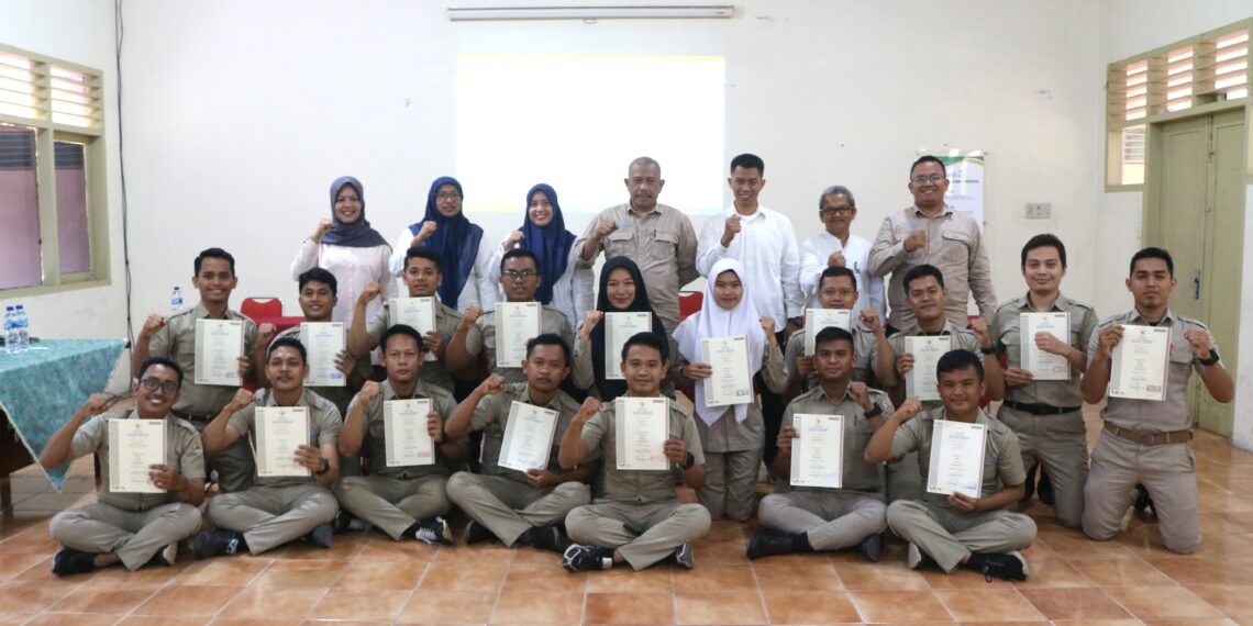Rektor Serahkan Sertifikat Kompetensi Skema Asisten Kebun Kelapa Sawit
